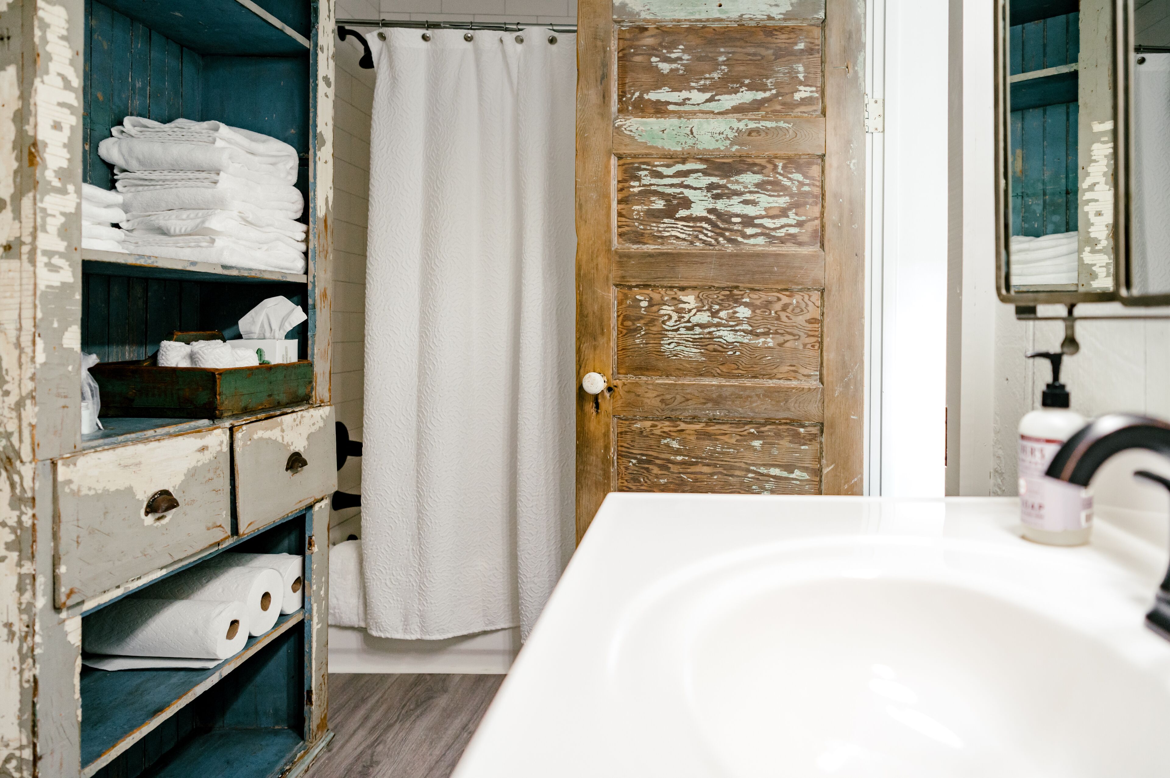 Kobza Haus Cottage + Walk To Restaurants, Shopping, and Wine Bars!