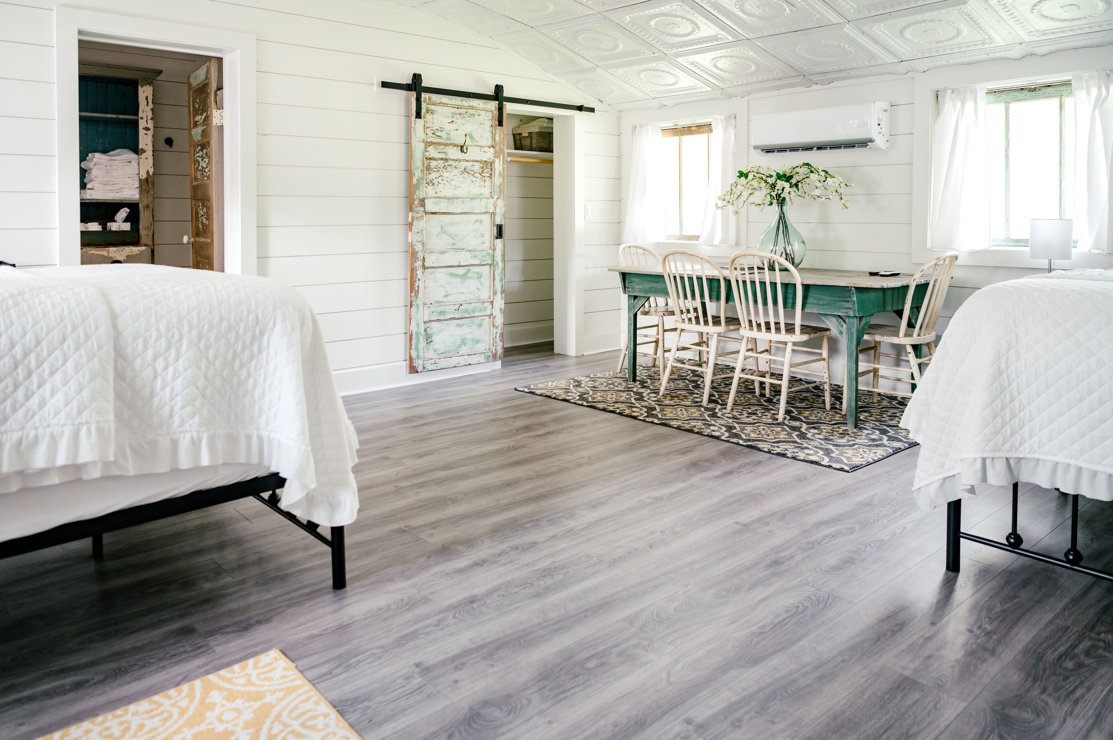 Kobza Haus Cottage + Walk To Restaurants, Shopping, and Wine Bars!