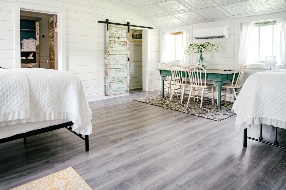 Kobza Haus Cottage + Walk To Restaurants, Shopping, and Wine Bars!