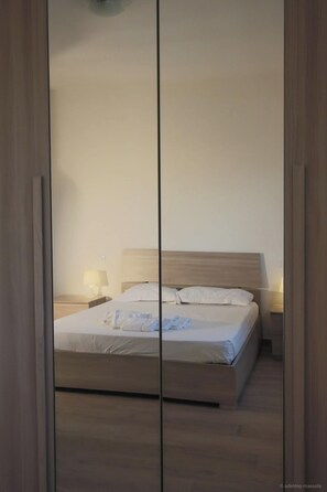 2 habitaciones, tabla de planchar con plancha y cuna de viaje 