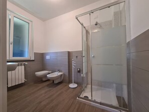 Chuveiro, secador de cabelo, toalhas de banho, sabonete