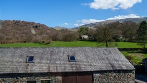 Un bâtiment en pierre doté d’un toit en pente et de deux petites fenêtres.
