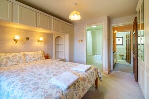 3 bedrooms, travel cot, WiFi, bed sheets - Seathwaite Lodge -  3-Bed Cottage in the Duddon Valley. Pub nextdoor (Broughton-in-Furness)