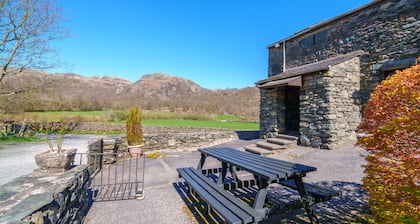 Seathwaite Lodge - 3-Bed Cottage in the Duddon Valley. Pub nextdoor
