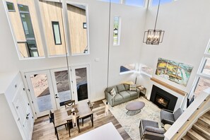 Een televisie, een open haard en tafelvoetbal