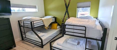 3 bedrooms, iron/ironing board, WiFi, bed sheets