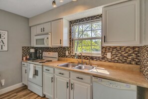 Fridge, microwave, oven, dishwasher - Captain Puddle Pirate's Hideaway - Near All Sevierville & Pigeon Forge Attractions & Great Smoky Mountains NP by RedAwning (Sevierville)