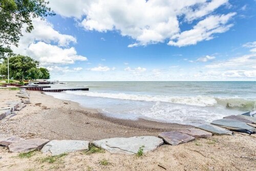 Private Beach Lakehouse