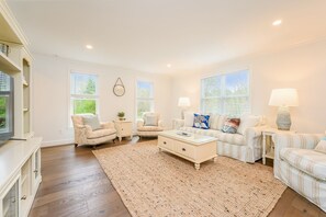 TV, fireplace - Moon Compass Escape – Spacious Cape Cod Retreat (Sandwich)