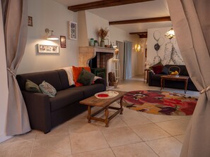 Apartamento premium, suíte, vista para a cidade (George) | Área de estar | TV de tela plana 120 cm com canais digitais