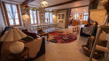 Premium appartement, en-suite badkamer, uitzicht op de stad (George) | Woonruimte | Een 120-cm flatscreentelevisie met digitale zenders