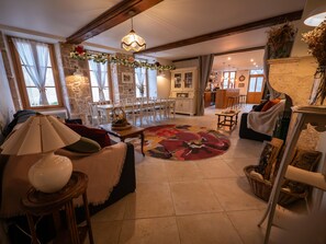 Premium Apartment, Ensuite, City View (George) | Living area | 120-cm flat-screen TV with digital channels - La Maison George (Flavigny-sur-Ozerain)