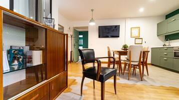 Family Apartment, Ensuite, Courtyard View (George) | Dining