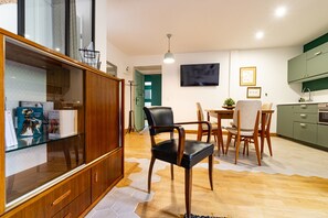 Apartamento familiar, baño privado, vistas al patio (George) | Restauración