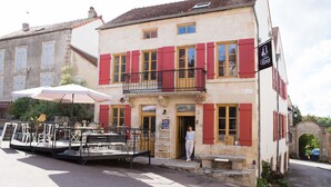 Exterior - La Maison George (Flavigny-sur-Ozerain)