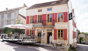 Exterior - La Maison George (Flavigny-sur-Ozerain)