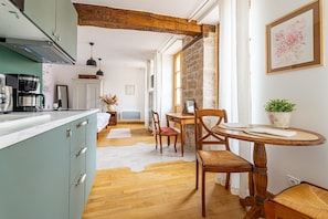 Premium Studio, Ensuite (Jeanne) | Dining - La Maison George (Flavigny-sur-Ozerain)