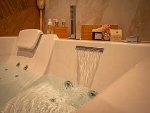Premium Apartment, Ensuite, City View (George) | Bathroom | Hair dryer, soap, shampoo, toilet paper - La Maison George (Flavigny-sur-Ozerain)