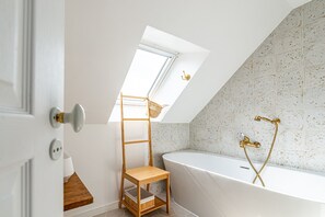 Apartamento familiar, baño privado (Joséphine) | Baño | Secador de pelo, jabón, champú y papel higiénico