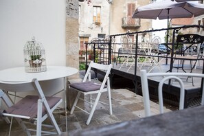 Exterior - La Maison George (Flavigny-sur-Ozerain)