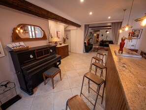 Apartamento premium, suíte, vista para a cidade (George) | Área de estar | TV de tela plana 120 cm com canais digitais