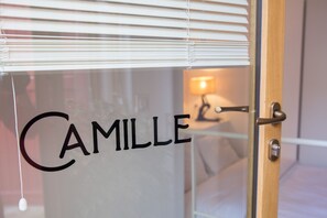 Apartamento superior, baño privado (Large Camille) | Vestíbulo