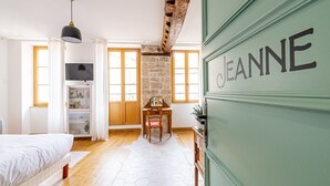 Premium Studio, Ensuite (Jeanne) | Premium bedding, memory foam beds, laptop workspace - La Maison George (Flavigny-sur-Ozerain)