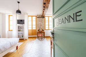Premium Studio, Ensuite (Jeanne) | Premium bedding, memory foam beds, individually decorated - La Maison George (Flavigny-sur-Ozerain)