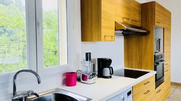 Cafetière/bouilloire, réfrigérateur, micro-ondes, four