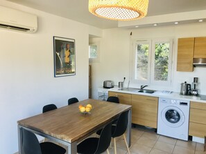 Réfrigérateur, four à micro-ondes, un four, surface de cuisson