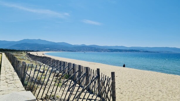 A beach with a wooden fence and a stone pathway. - Beautiful apartment on 1st floor of a quiet villa in the countryside, near Ajaccio (Sarrola-Carcopino)