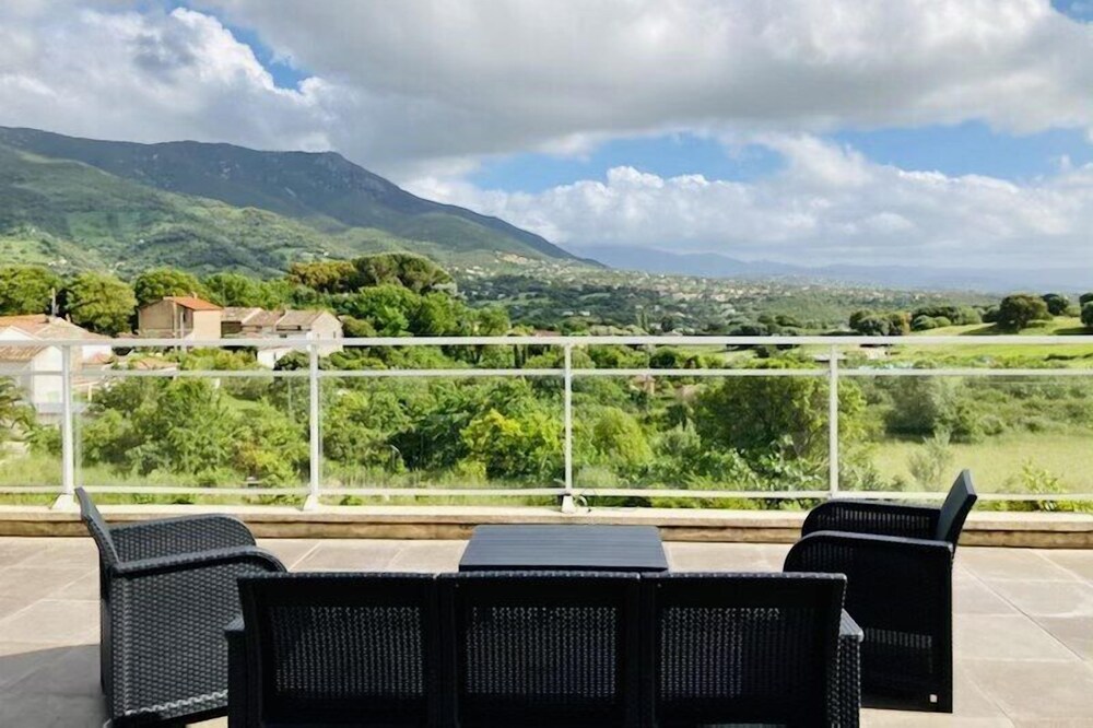 Beautiful apartment on the 1st floor of a quiet villa, in the countryside, near Ajaccio