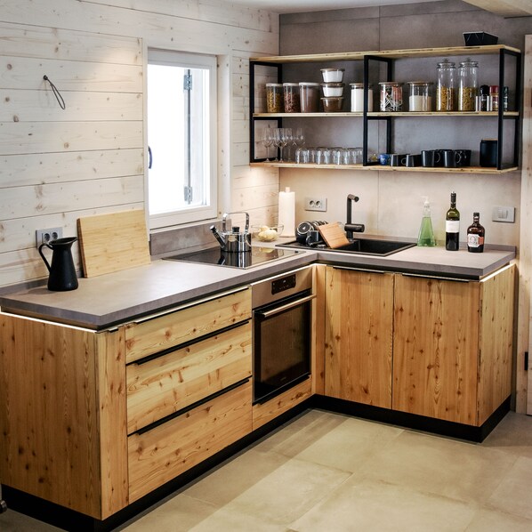 Fridge, oven, dishwasher, coffee/tea maker