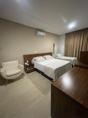 Minibar, wifi gratis y ropa de cama