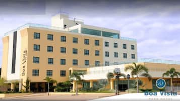 Un hotel de varios pisos con techo plano y fachada de vidrio.