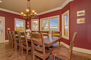 Dining - Adventure 360: Mtn Views, Game Room, Hot tub, Wifi, near Attractions! SIGNATURE (Sevierville)