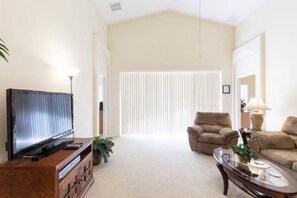 TV, DVD player, table football - Great villa with south facing pool and spa and close to Disney (Davenport)