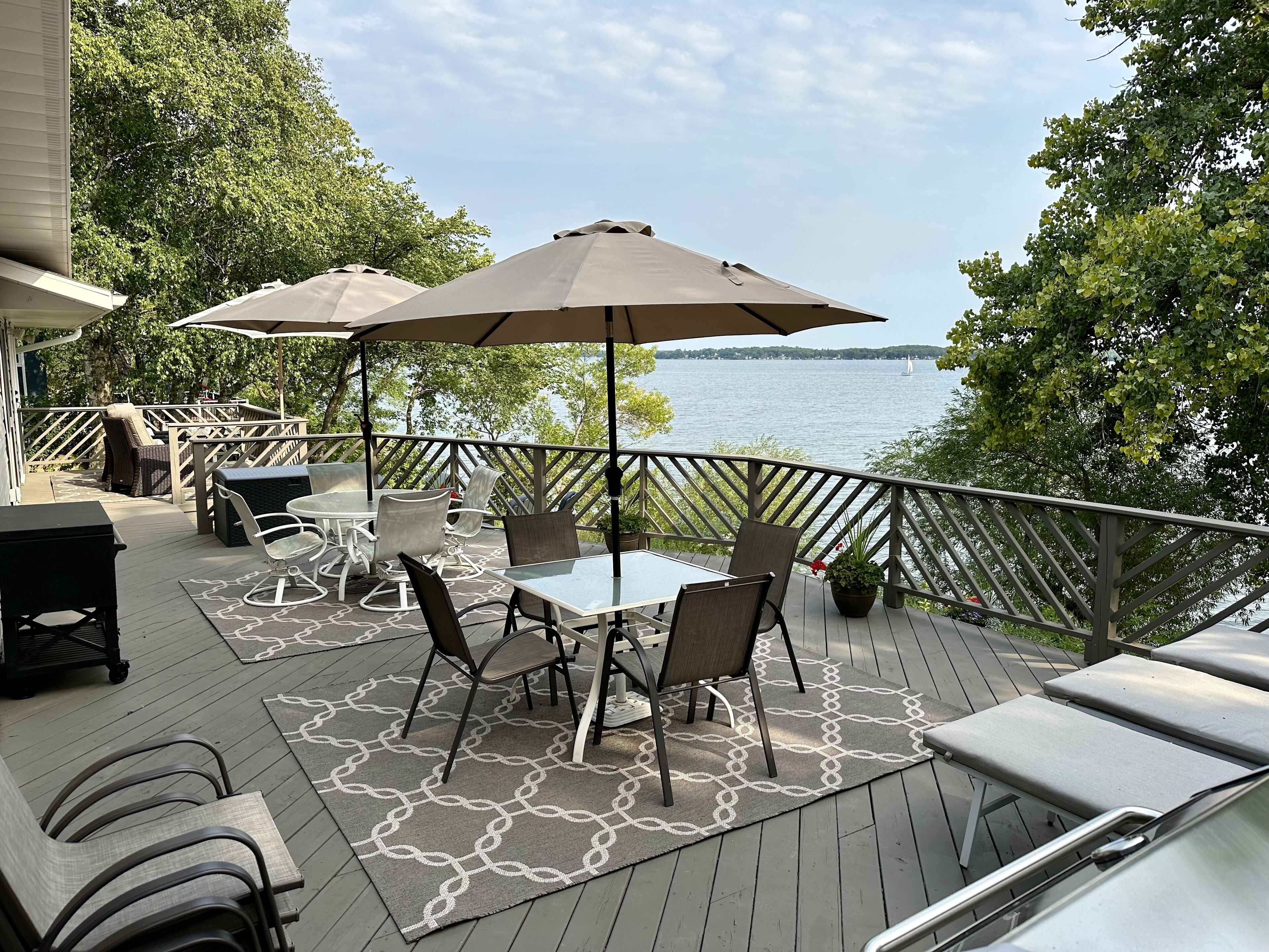Large & quiet Pelican Lake - Game Room, Sauna, Great Views, Boat & Jet Ski Lifts