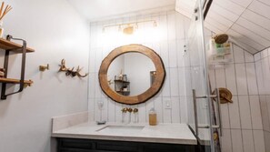 Bathtub, towels, soap, shampoo