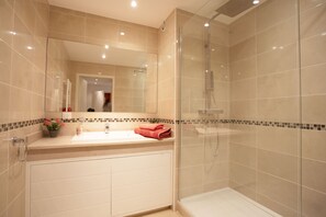 Een douche, handdoeken