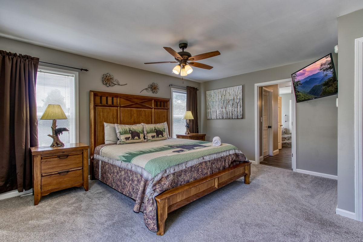 3 bedrooms, laptop workspace, free WiFi, bed sheets
