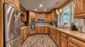 Full-size fridge, microwave, oven, cookware/dishes/utensils