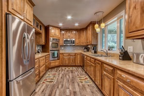 Full-sized fridge, microwave, oven, cookware/dishes/utensils