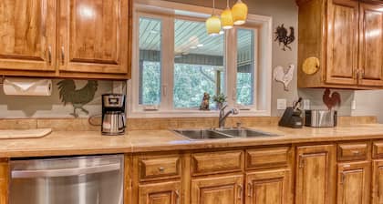 Rustic River Lodge by HoneyBearCabins