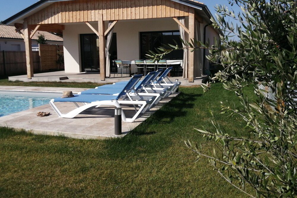 Bourg d'Hourtin, New house with swimming pool and garden near the lake.