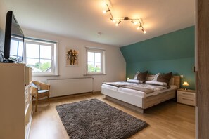 2 soverom, safe på rommet, strykejern/-brett og reiseseng for barn
