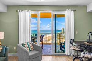 Ein Balkon mit Blick auf Strand und Stadtpanorama.
