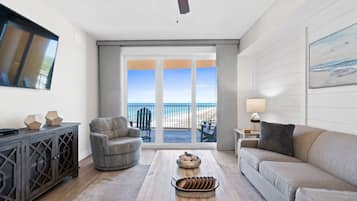 Leilighet, 3 soverom, sjøutsikt (1402) | Oppholdsområde | En 45-tommers Flatskjerm-TV med kabel-kanaler samt TV