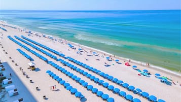 På stranden och vit sandstrand