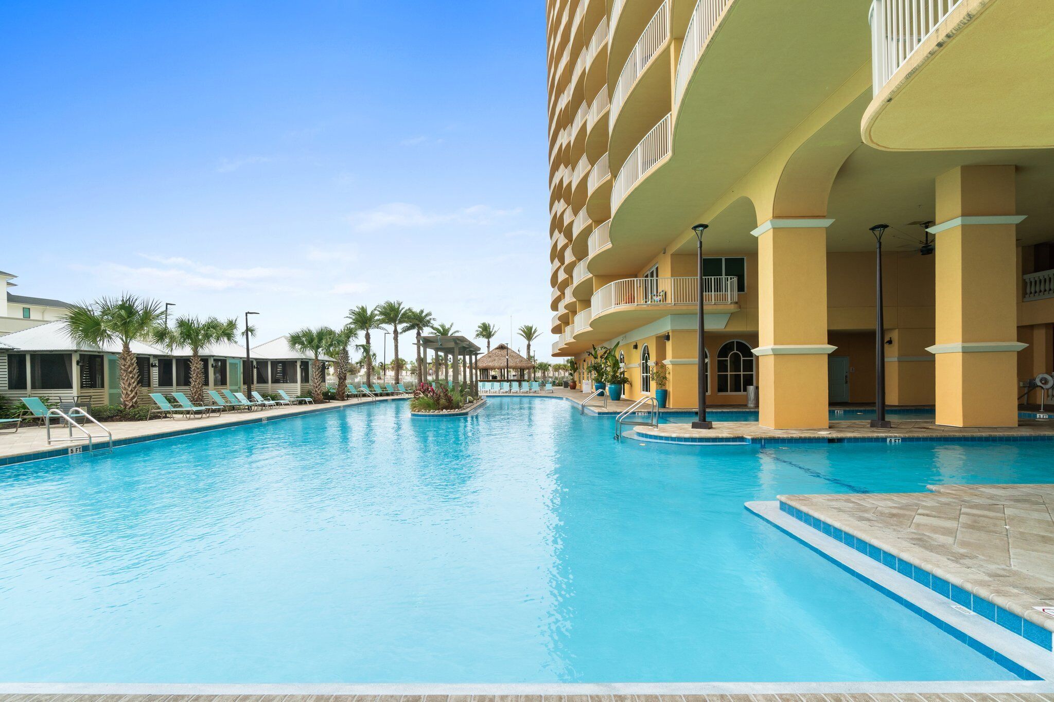 Hồ bơi ngoài trời, mở cửa từ 9:00 đến 22:00, lều (phụ phí) 